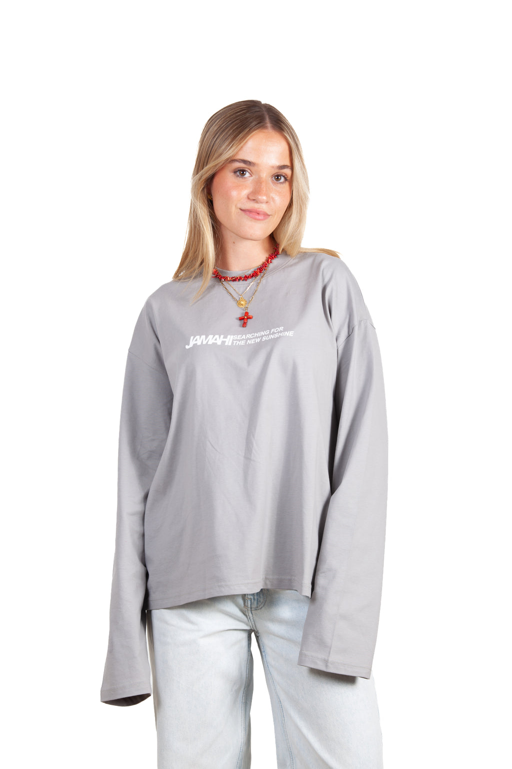 Long sleeve gris The New Sunshine de Jamahi con logo frontal, en modelo femenino