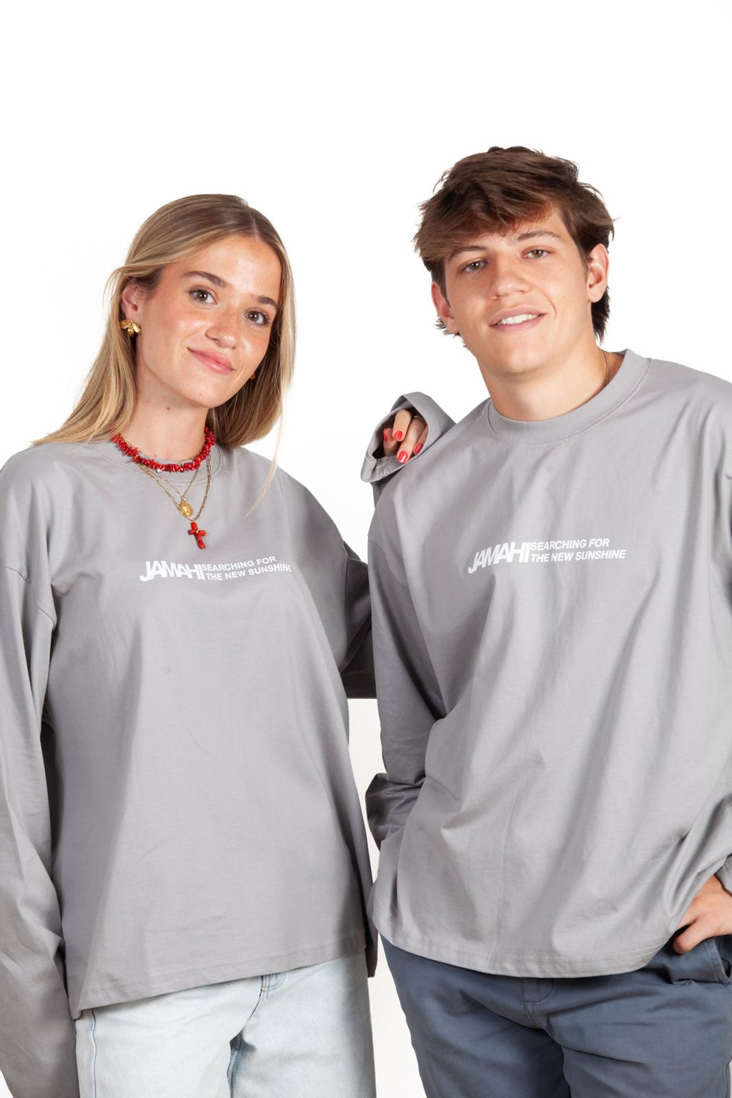 Dos modelos con la long sleeve gris The New Sunshine de Jamahi, vista frontal